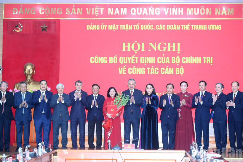 Tổng Bí thư Tô Lâm và các đại biểu tặng hoa chúc mừng đồng chí Bùi Thị Minh Hoài. Ảnh: ĐĂNG KHOA