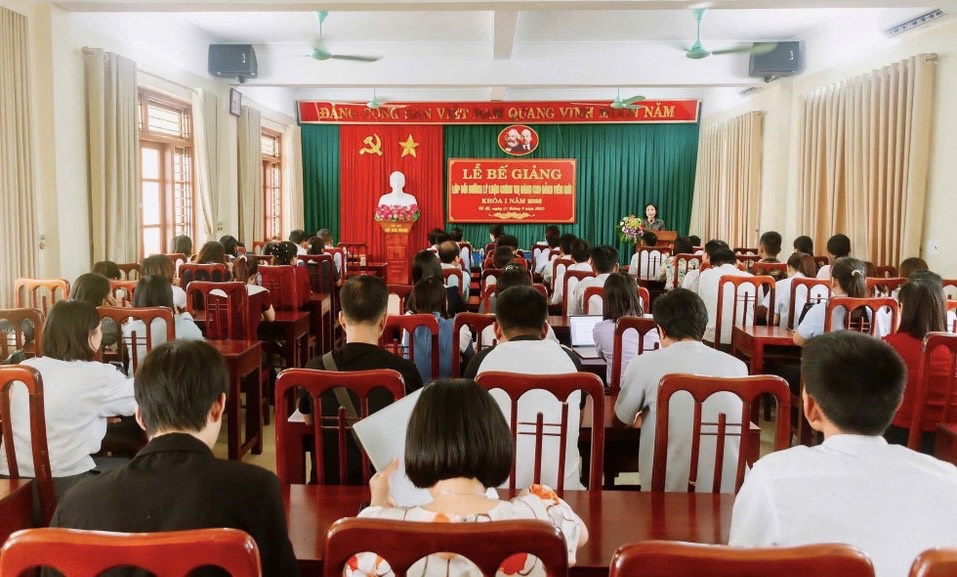 Học viên tham gia Lớp bồi dưỡng lý luận chính trị dành cho đảng viên mới tại Trung tâm Chính trị xã Cổ Lễ, tỉnh Ninh Bình. Ảnh: CTV