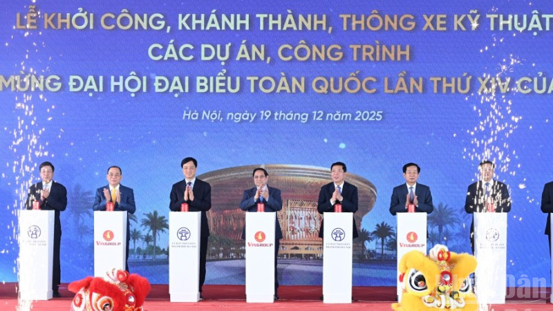 Thủ tướng Chính phủ Phạm Minh Chính và các đồng chí lãnh đạo thực hiện nghi thức khởi công, khánh thành, thông xe kỹ thuật 234 công trình, dự án. (Ảnh: TRẦN HẢI)