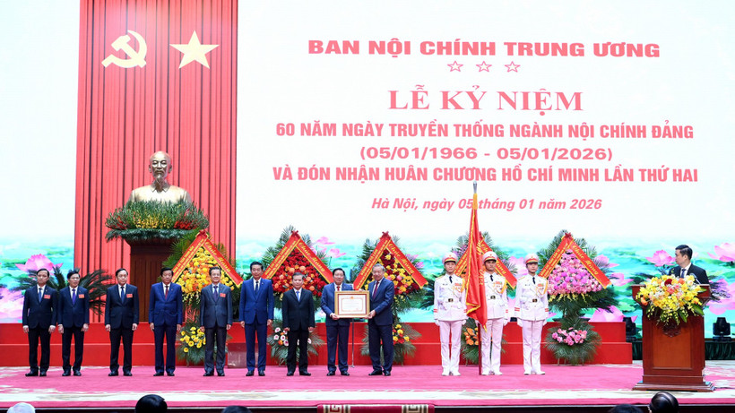 Tổng Bí thư Tô Lâm trao Huân chương Hồ Chí Minh (lần thứ hai) tặng Ban Nội chính Trung ương. (Ảnh: ĐĂNG KHOA)