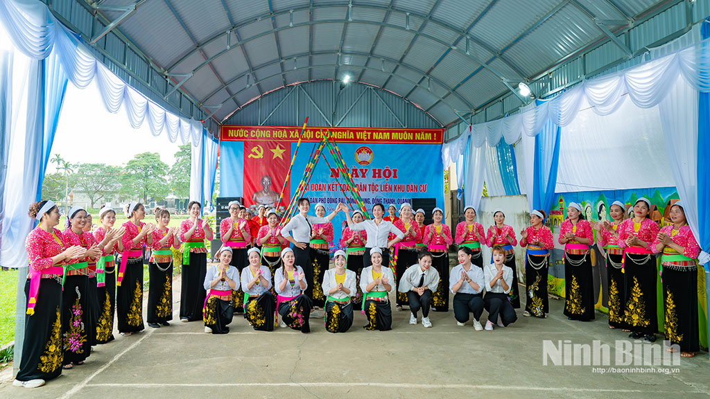 Tiết mục múa sạp của đồng bào Mường (phường Yên Sơn, tỉnh Ninh Bình) tại Ngày hội Đại đoàn kết toàn dân tộc năm 2025. Ảnh: Ngọc Linh