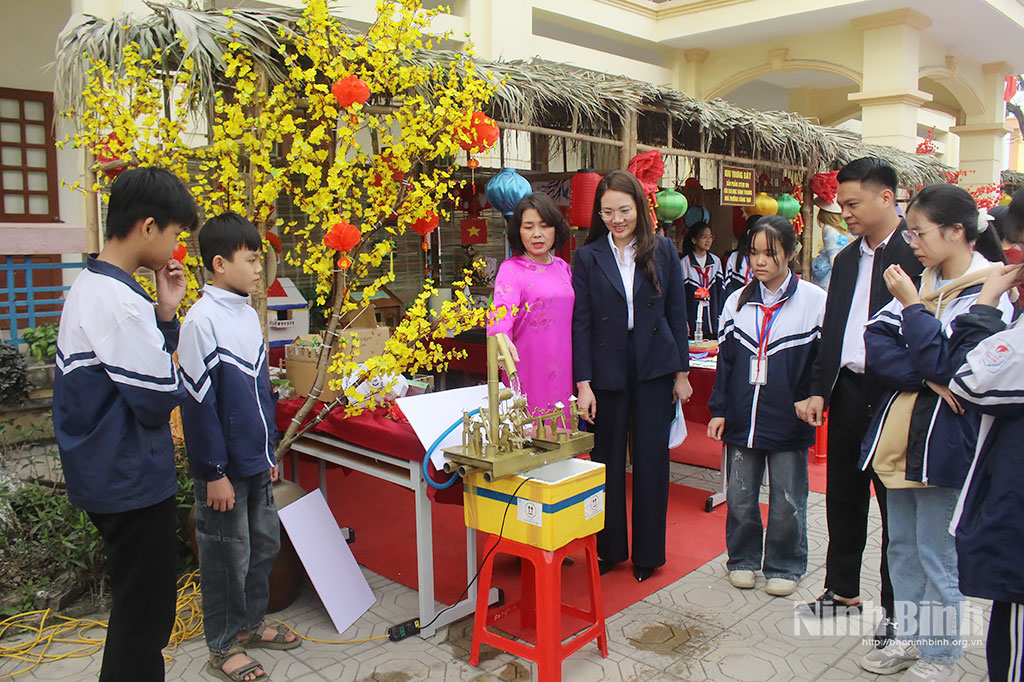 Các đại biểu tham quan gian trưng bày các sản phẩm STEM của các em học sinh.