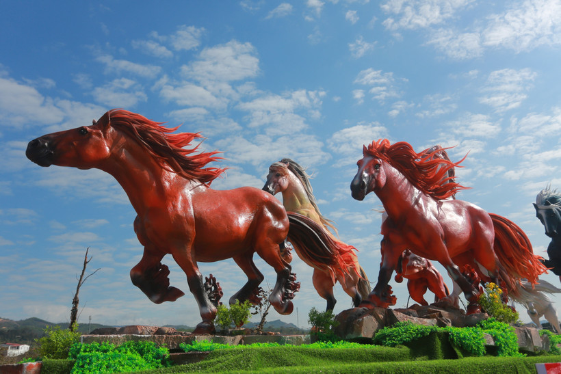 Các “linh vật” ngựa tại Lao Bảo được kỳ vọng sẽ trở thành điểm check-in mới trong dịp Tết Nguyên đán Bính Ngọ 2026. (Ảnh: Thanh Thủy/TTXVN)