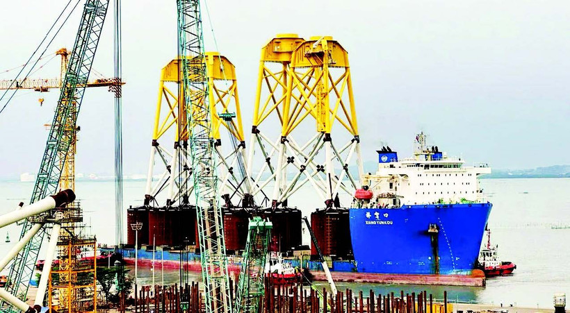 Sản xuất chân đế điện gió ngoài khơi tại cảng PTSC Vũng Tàu. (Ảnh HOÀNG ANH)