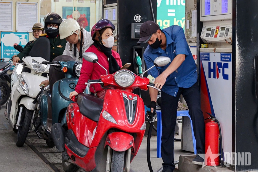 Người dân mua xăng tại cửa hàng xăng dầu trên phố Thụy Khuê, Hà Nội. Ảnh: PHẠM HƯNG