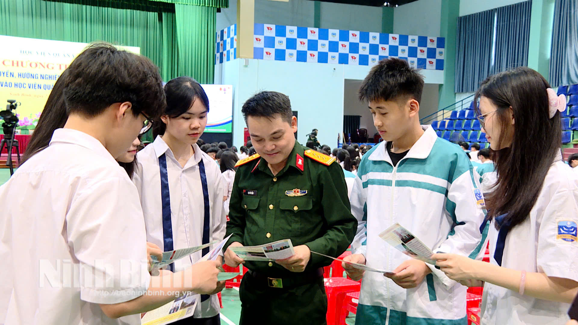 Cán bộ Học viện Quân y tư vấn tuyển sinh cho học sinh của các trường THPT trên địa bàn tỉnh Ninh Bình.