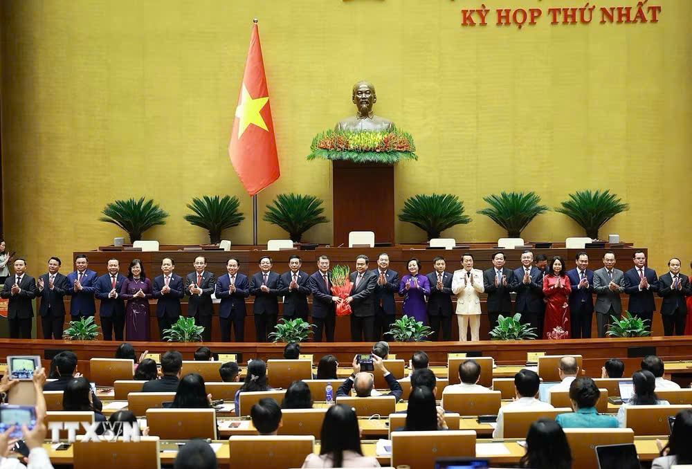 Chủ tịch Quốc hội Trần Thanh Mẫn tặng hoa chúc mừng Thủ tướng, Phó Thủ tướng Chính phủ, Bộ trưởng và thành viên khác của Chính phủ nhiệm kỳ 2026-2031. (Ảnh: Dương Giang/TTXVN)