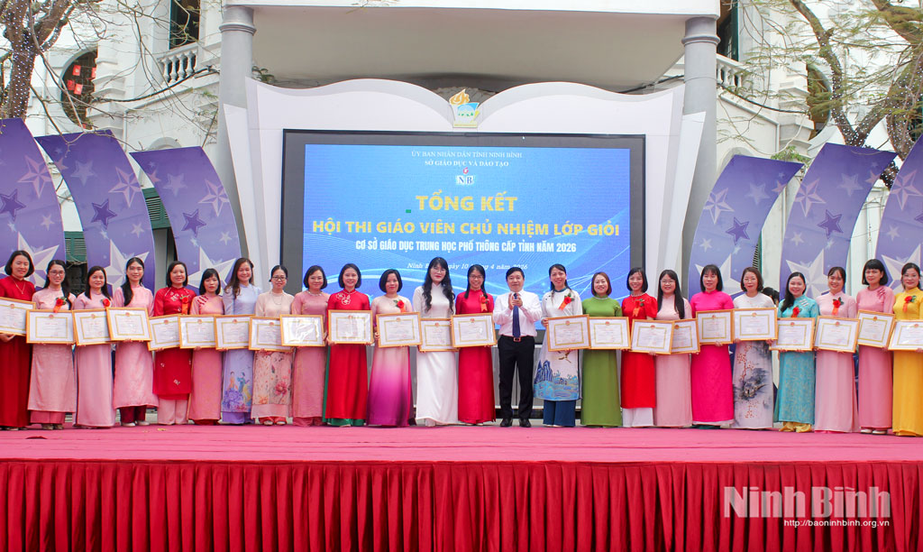 Đồng chí Giám đốc Sở Giáo dục và Đào tạo Nguyễn Tiến Dũng trao Giấy khen cho các thí sinh có thành tích xuất sắc tại Hội thi.