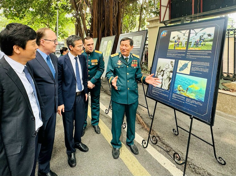 Trung tướng, Anh hùng Lực lượng vũ trang nhân dân Phạm Tuân và các đại biểu tham quan trưng bày. Ảnh: Chinhphu.vn
