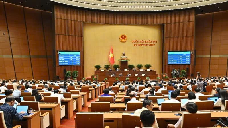 Quốc hội thông qua Nghị quyết về việc ban hành một số quy định về thuế bảo vệ môi trường, thuế giá trị gia tăng, thuế tiêu thụ đặc biệt đối với xăng, dầu và nhiên liệu bay. (Ảnh: THỦY NGUYÊN)