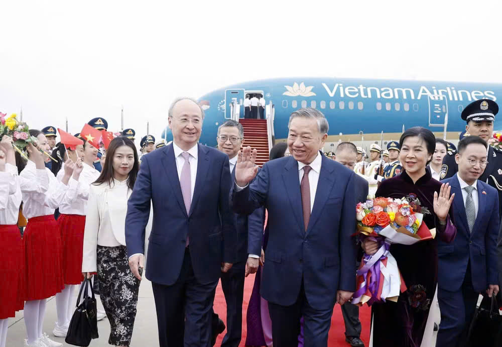 Lễ đón Tổng Bí thư, Chủ tịch nước Tô Lâm và Phu nhân tại Sân bay quốc tế Bắc Kinh. (Ảnh: Thống Nhất - TTXVN)