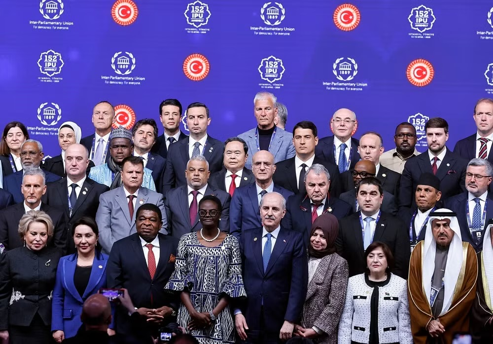 Chủ tịch Quốc hội Trần Thanh Mẫn với trưởng đoàn các nước chụp ảnh chung. (Ảnh: DOÃN TẤN/TTXVN)