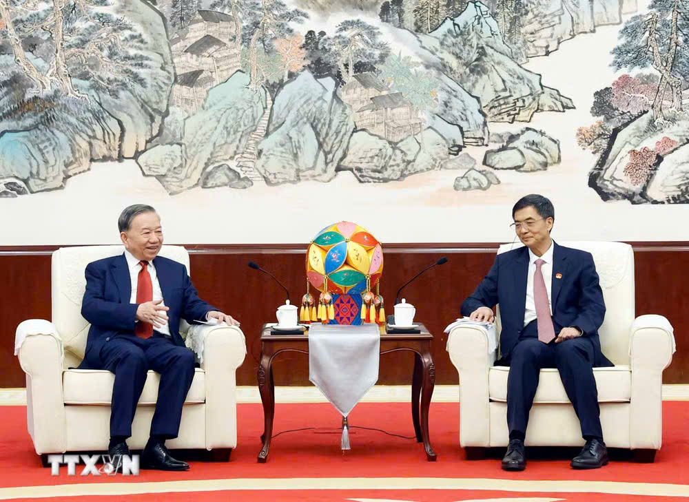 Tổng Bí thư, Chủ tịch nước Tô Lâm tiếp đồng chí Trần Cương, Ủy viên Trung ương Đảng, Bí thư khu ủy Khu tự trị dân tộc Choang Quảng Tây. (Ảnh: Thống Nhất/TTXVN)
