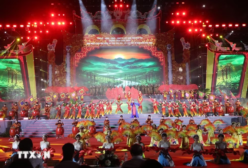 Tiết mục "Âm vang nguồn cội" mở màn chương trình khai mạc. (Ảnh: Thu Hương/TTXVN)