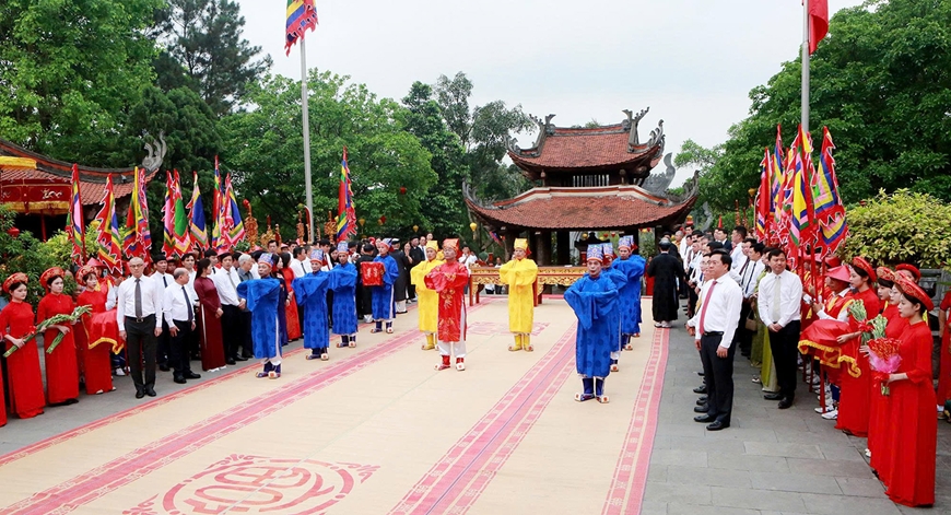 Nghi thức tế lễ, dâng hương được tiến hành trang trọng.