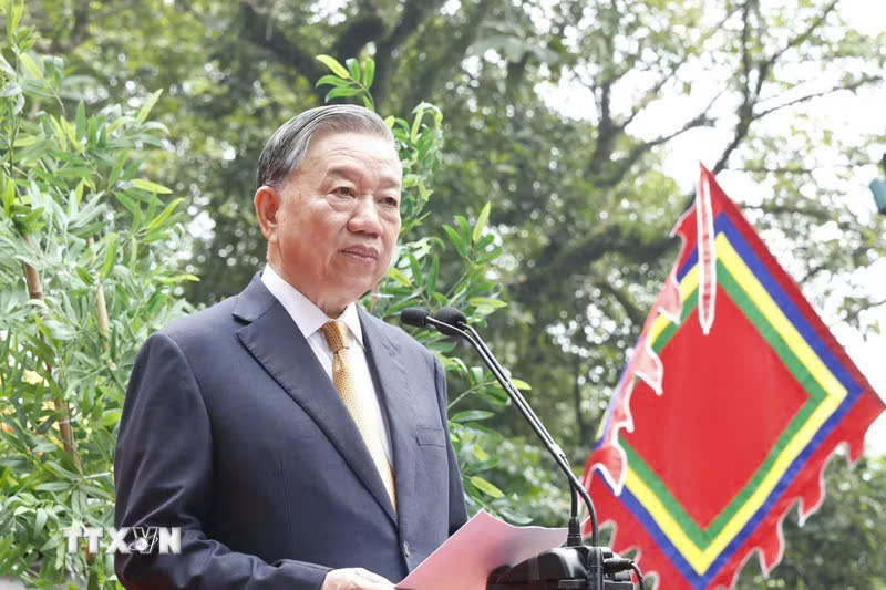 Tổng Bí thư, Chủ tịch nước Tô Lâm nói chuyện với các tầng lớp nhân dân tại Khu di tích lịch sử Quốc gia Đặc biệt Đền Hùng. (Ảnh: Thống Nhất/TTXVN)