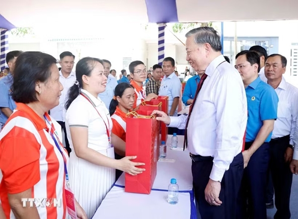 Tổng Bí thư, Chủ tịch nước Tô Lâm thăm, động viên, tặng quà công nhân, người lao động tại thành phố Hồ Chí Minh. Ảnh: TTXVN