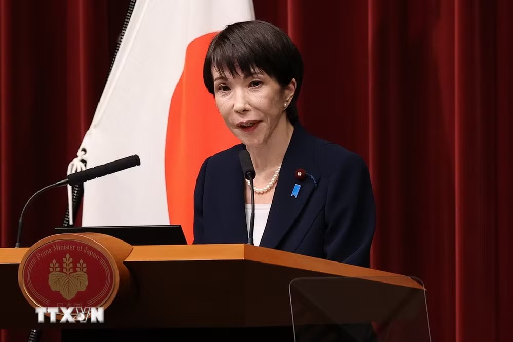 Thủ tướng Nhật Bản Sanae Takaichi phát biểu tại một cuộc họp báo ở Tokyo. (Ảnh: THX/TTXVN)