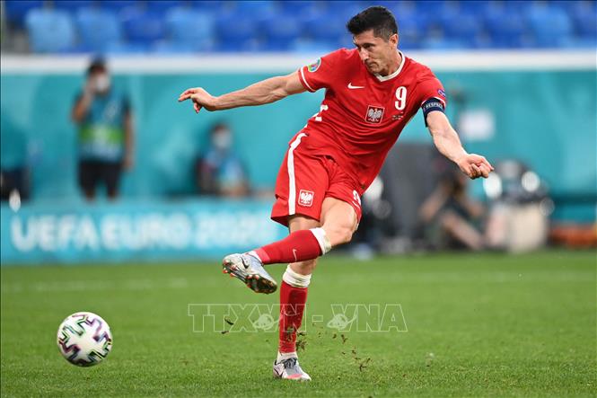 Tiền đạo Ba Lan Robert Lewandowski trong trận gặp đội tuyển Thụy Điển tại Bảng E, Vòng chung kết EURO 2020, ngày 23/6/2021. Ảnh tư liệu: AFP/TTXVN