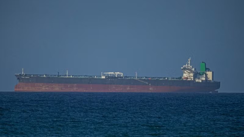 Tàu hàng di chuyển qua eo biển Hormuz ngày 8/4/2026. (Ảnh: THX/TTXVN)