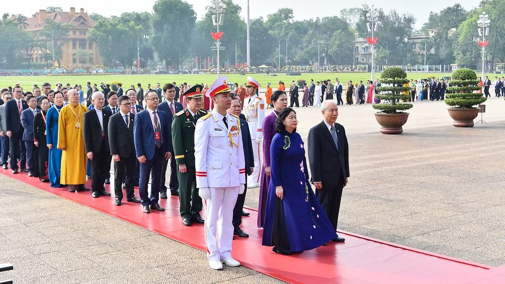 Các đại biểu thành kính tưởng nhớ Chủ tịch Hồ Chí Minh. Ảnh: Nhân Dân
