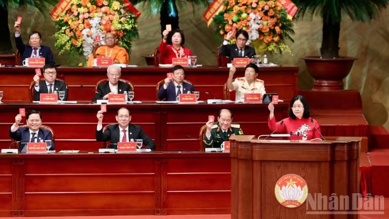 Các đại biểu thực hiện quy trình hiệp thương tại Đại hội.
