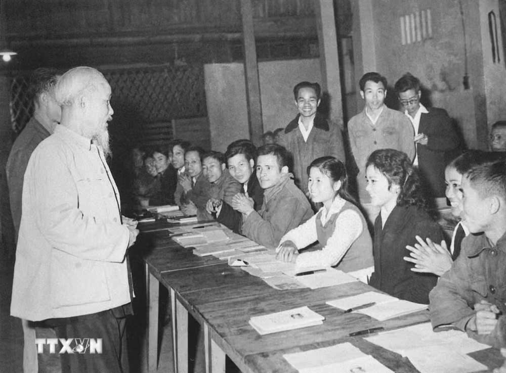 Chủ tịch Hồ Chí Minh thăm lớp học bổ túc văn hóa và kỹ thuật buổi tối của công nhân Nhà máy ôtô 1/5, lá cờ đầu của phong trào bổ túc văn hóa ngành công nghiệp Hà Nội (19/12/1963). (Ảnh: Tư liệu TTXVN)