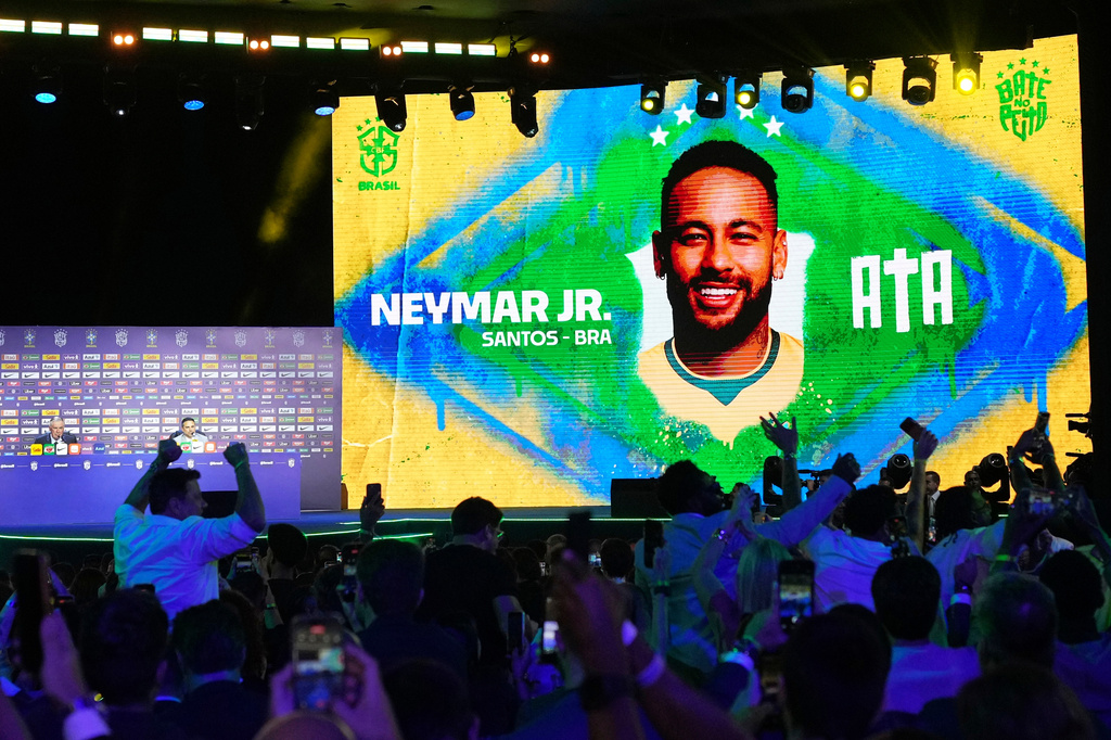 Màn hình hiển thị hình ảnh của Neymar sau khi huấn luyện viên Carlo Ancelotti (bên trái) điền tên anh vào đội tuyển Brazil tham dự World Cup 2026 tại Rio de Janeiro vào ngày 18 tháng 5 năm 2026. (Ảnh: AP/Silvia Izquierdo)