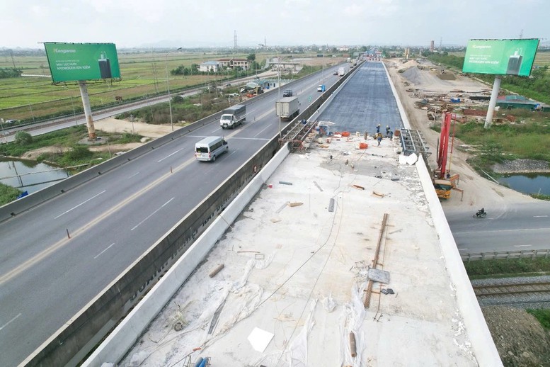 Thi công mở rộng cao tốc Cao Bồ - Mai Sơn - Ảnh: Chinhphu.vn