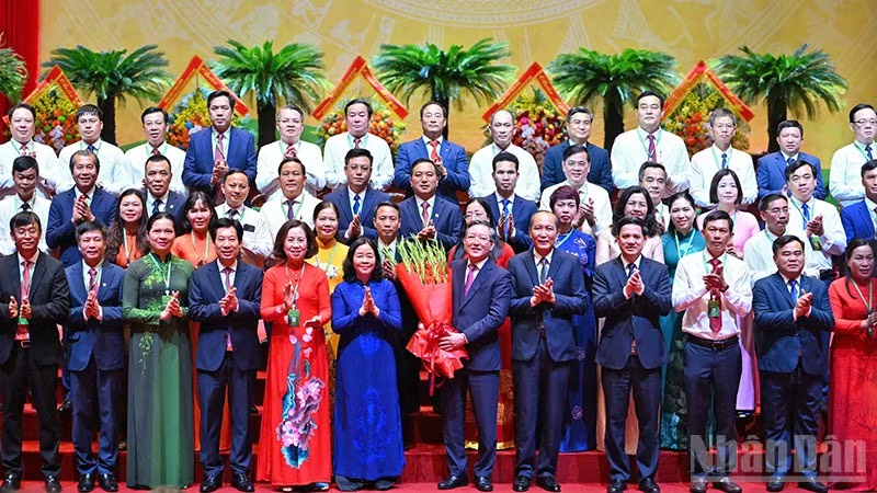 Đồng chí Bùi Thị Minh Hoài (thứ 6 từ trái sang) tặng hoa chúc mừng Ban Chấp hành Trung ương Hội Nông dân Việt Nam khóa IX tại Đại hội.