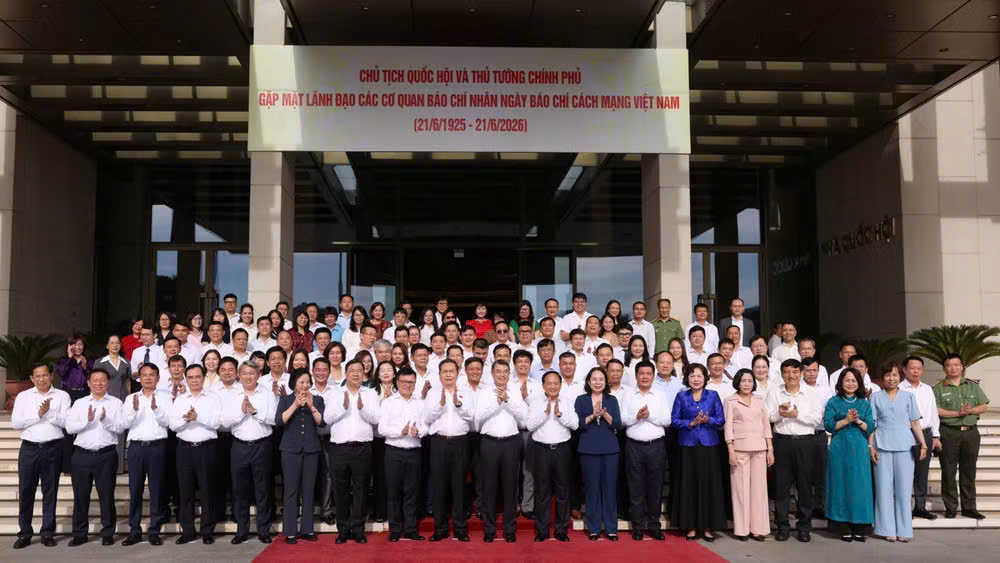 Thủ tướng Chính phủ Lê Minh Hưng và Chủ tịch Quốc hội Trần Thanh Mẫn chụp ảnh cùng các đại biểu. (Ảnh: DUY LINH)