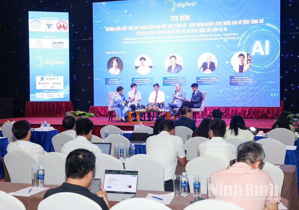 Các đại biểu dự Diễn đàn Cấp cao “Viet Nam DigiFest Summit 2026” với chủ đề “Nền tảng số và Dữ liệu số cho một tương lai Quốc gia số bền vững” trong khuôn khổ Diễn đàn quốc gia số Việt Nam - DIGIFEST 2026 được tổ chức tại Ninh Bình. Ảnh: P.V