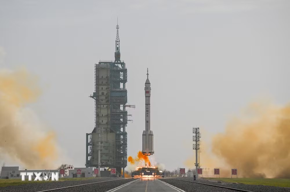 Tên lửa đẩy Trường Chinh-2F Y22 mang theo tàu vũ trụ Thần Châu-22 rời bệ phóng tại Trung tâm Phóng vệ tinh Tửu Tuyền, Trung Quốc, ngày 25/11/2025. (Ảnh: THX/TTXVN)