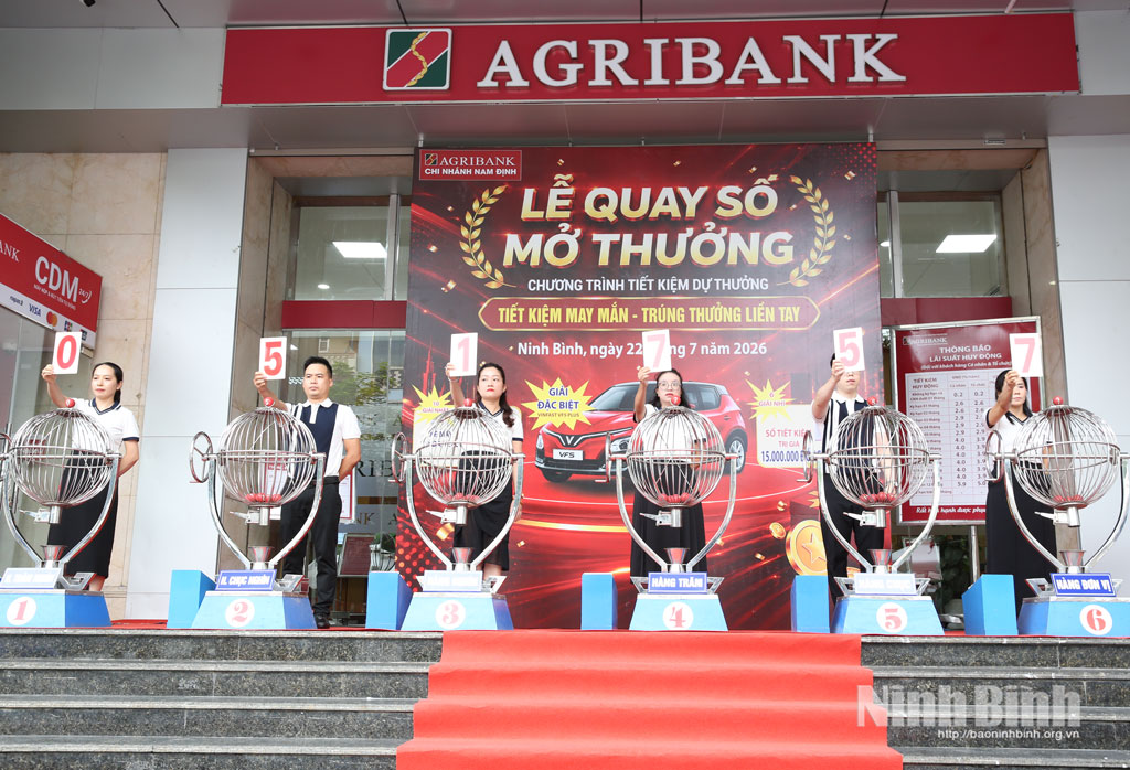 Chương trình quay số mở thưởng được tổ chức công khai, minh bạch dưới sự giám sát của các cơ quan chức năng và khách hàng.