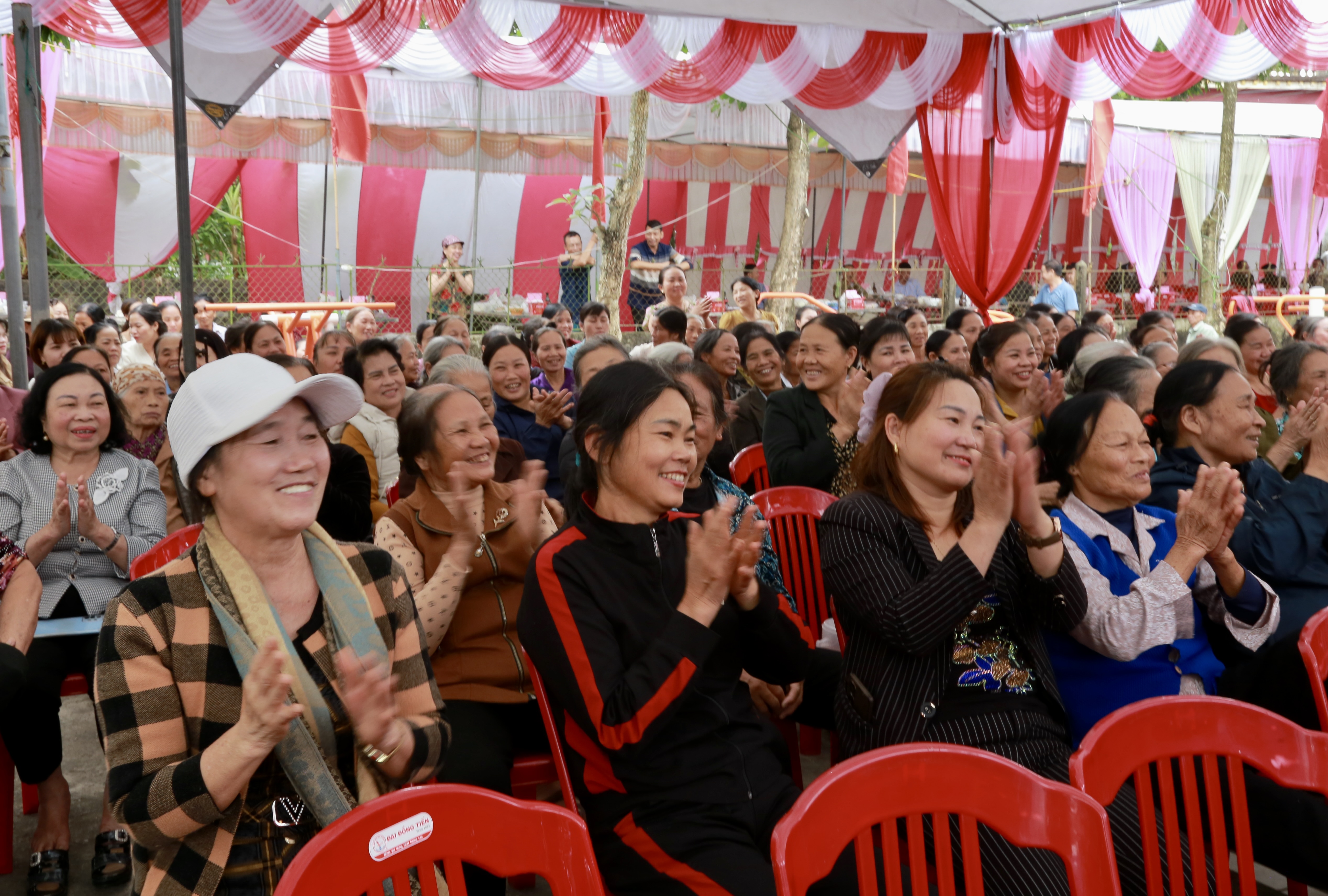 Niềm vui của bà con nhân dân thôn Mạnh Chư, xã Bình Sơn trong Ngày hội Đại đoàn kết toàn dân tộc.