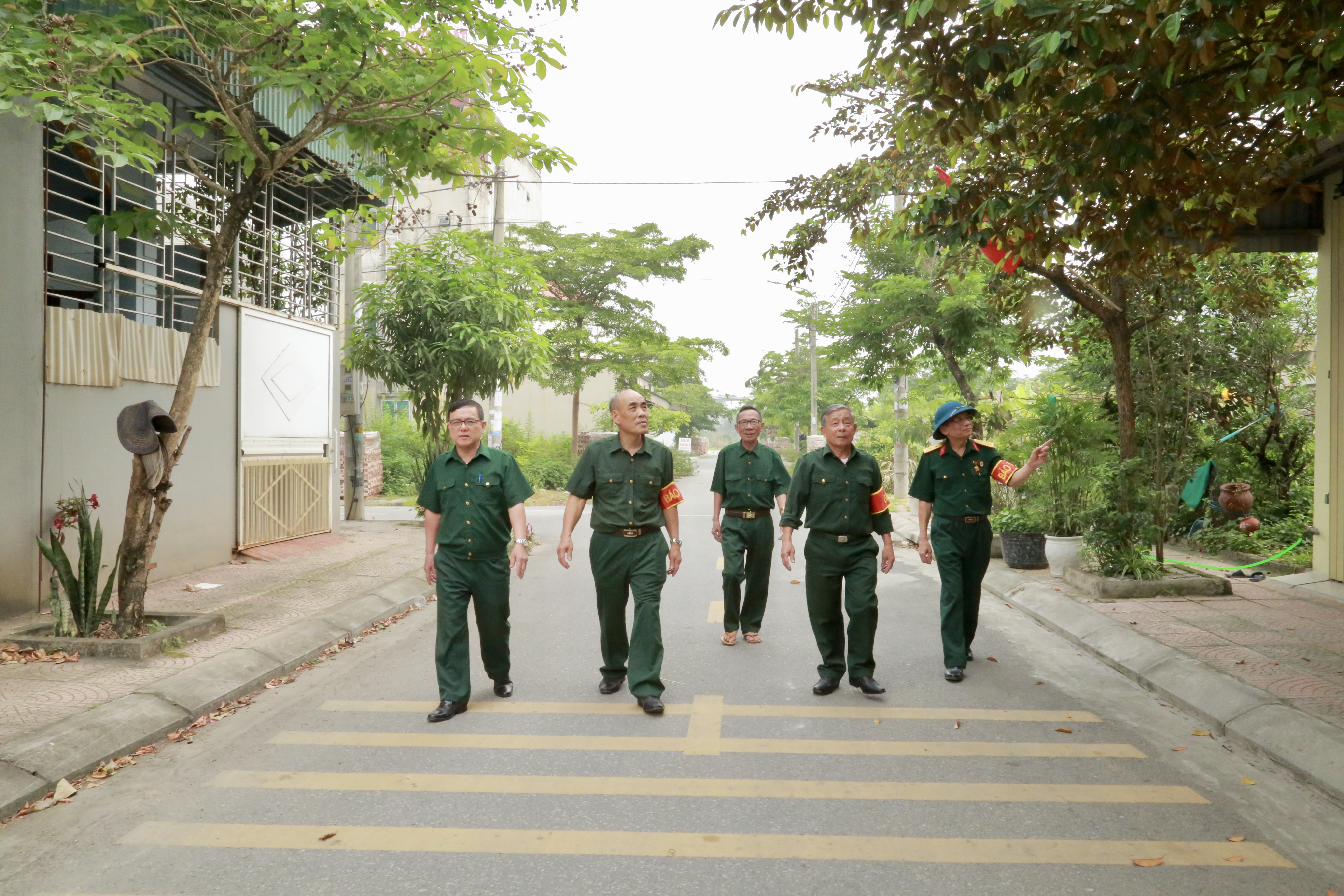 Các thành viên “Tổ Cựu chiến binh tự quản về an ninh trật tự” phường Lê Hồ duy trì hoạt động tuần tra, giữ vững bình yên địa bàn.