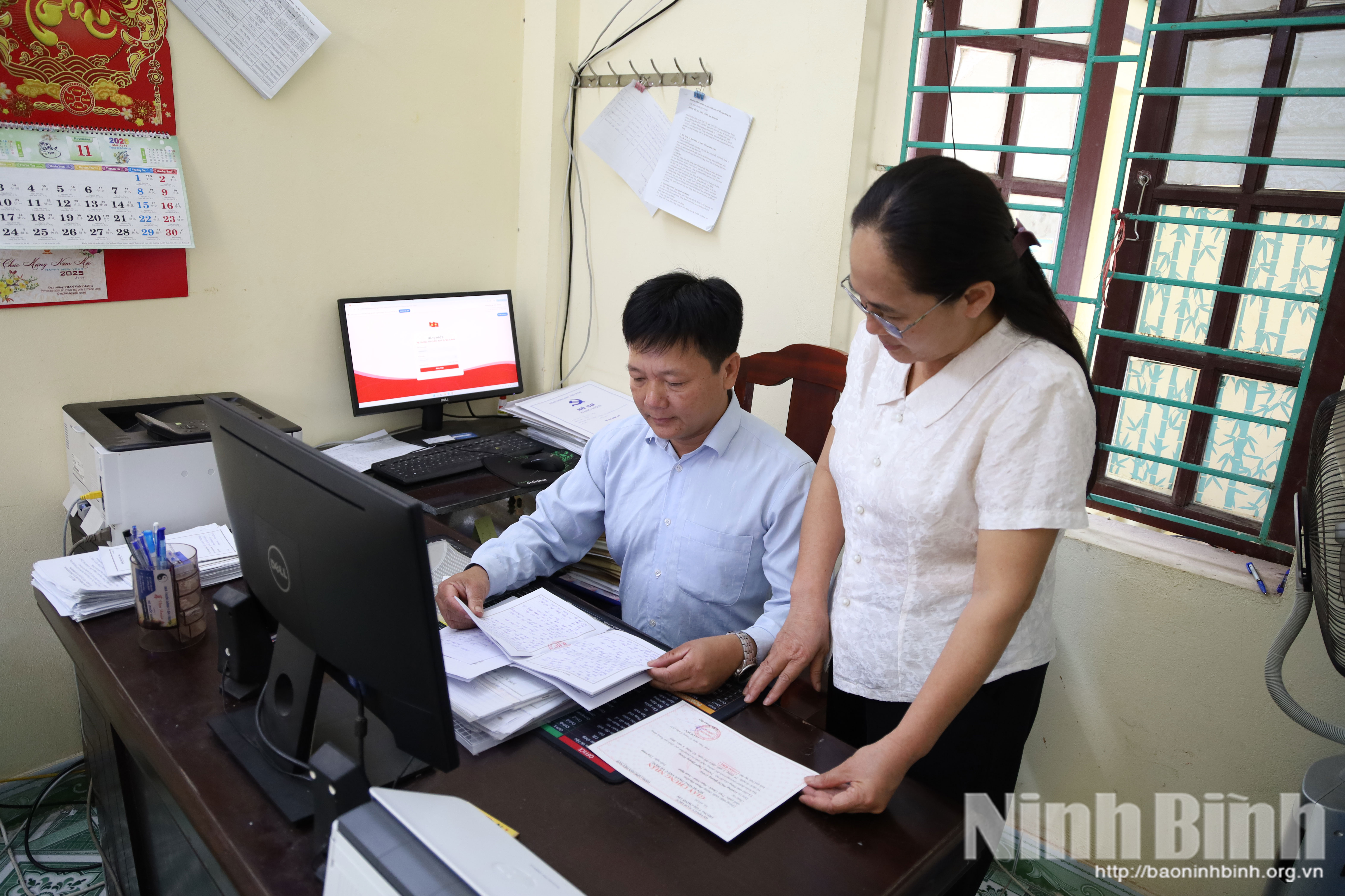 Ban Xây dựng Đảng xã Nam Hồng rà soát hồ sơ, chuẩn bị các điều kiện để xem xét kết nạp đảng viên mới.