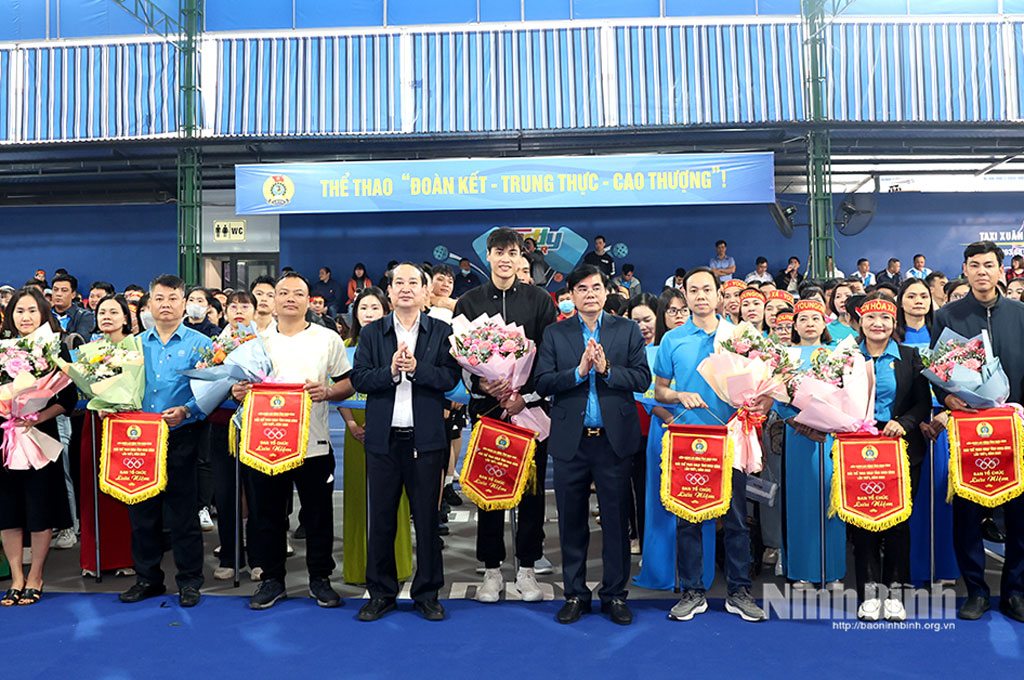 Đồng chí Mai Văn Tuất, Phó Bí thư Tỉnh ủy, Chủ tịch Ủy ban MTTQ Việt Nam tỉnh tặng hoa chúc mừng Giải Thể thao công nhân lao động tỉnh Ninh Bình lần thứ I.