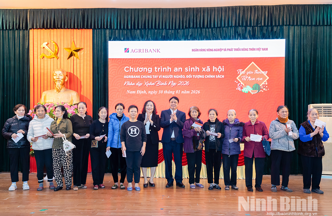 Đồng chí Trần Minh Thắng, Ủy viên Ban Thường vụ Tỉnh ủy, Bí thư Đảng ủy, Chủ tịch HĐND phường Nam Định và lãnh đạo Agribank chi nhánh Bắc Nam Định trao quà cho hộ cận nghèo tại chương trình.