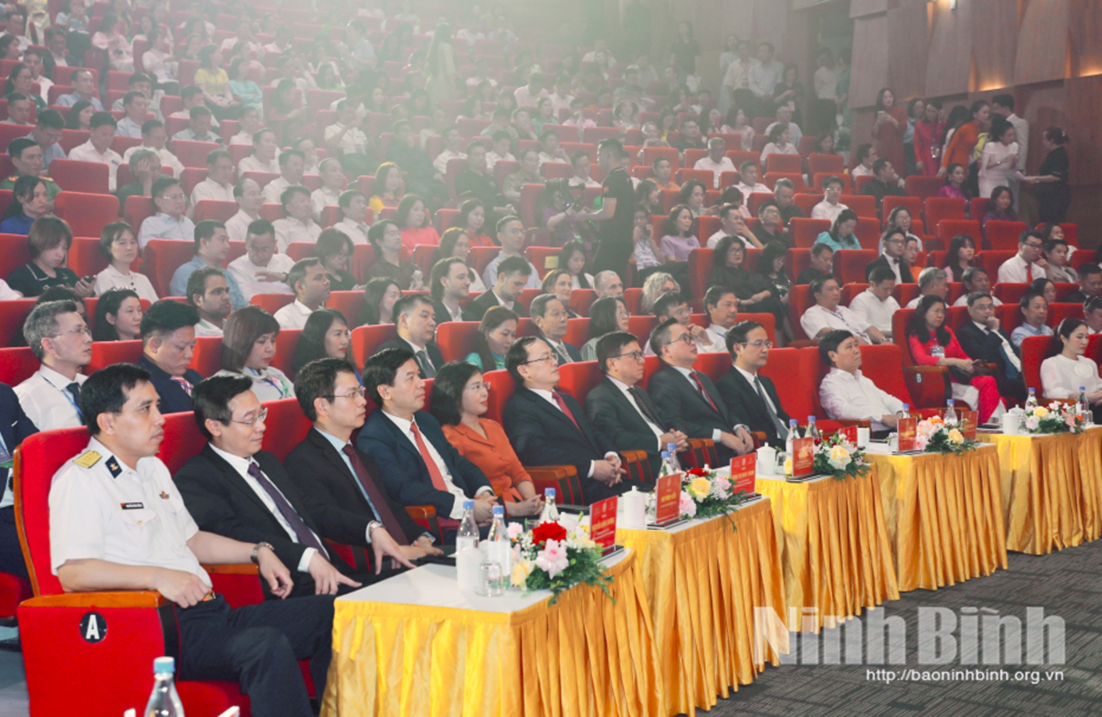 Các đại biểu tham dự lễ bế mạc.