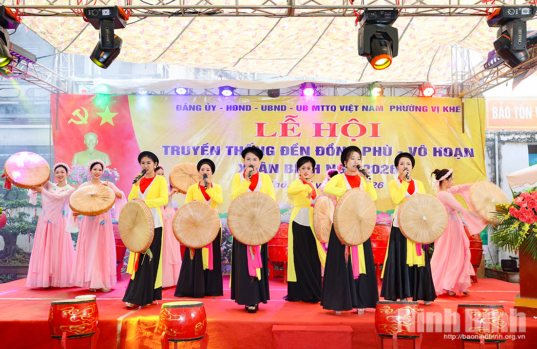 Tiết mục văn nghệ tại lễ khai hội.