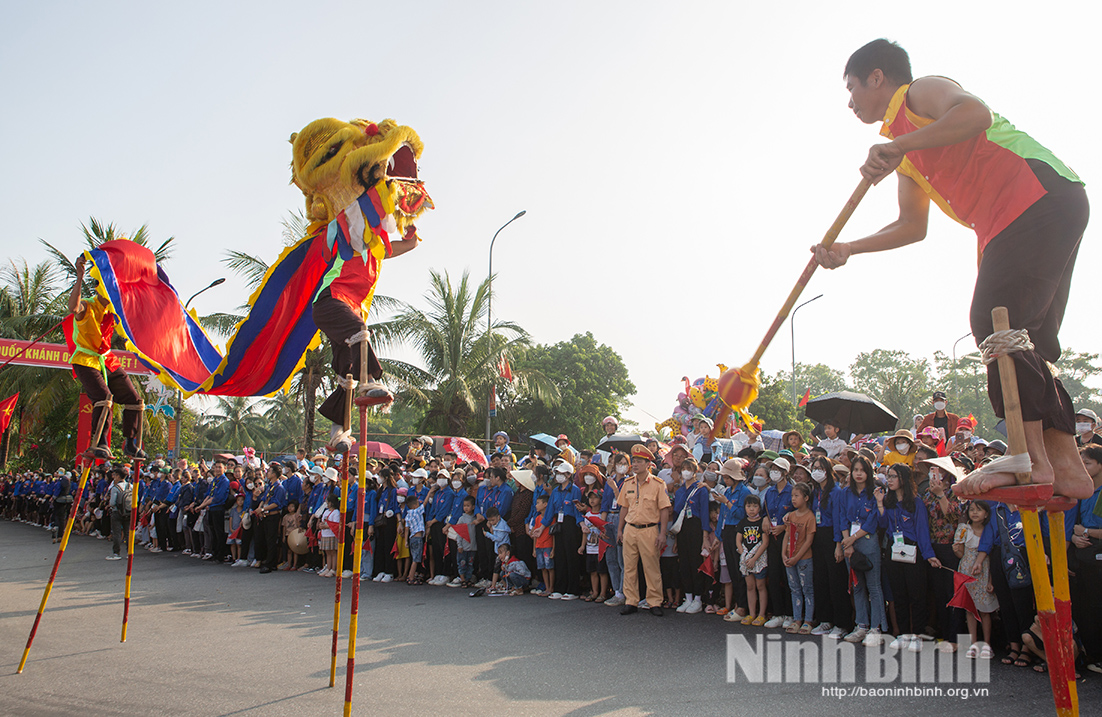 Biểu diễn cà kheo tại ngày hội văn hóa thể thao truyền thống xã Hải Hậu. Ảnh: Viết Dư