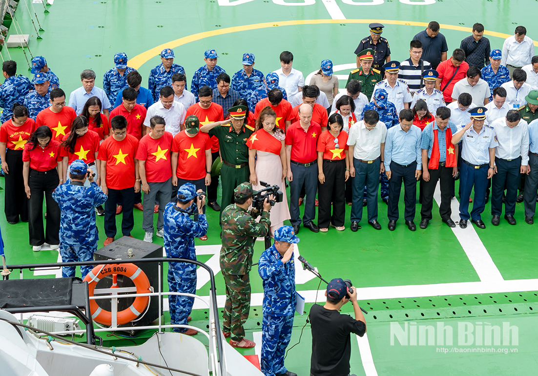 Các nhà báo tác nghiệp tại Lễ tưởng niệm các Anh hùng liệt sĩ và bà con ngư dân tử nạn trên vùng biển phía Đông Bắc.