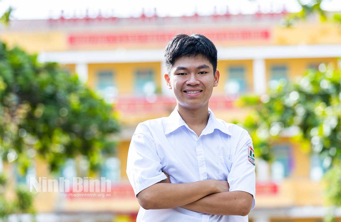Đạt tổng 38,25 điểm, nam sinh Nguyễn Trọng Trường Anh (lớp 12A1, Trường THPT Lê Quý Đôn) chính thức ghi tên vào danh sách thủ khoa tỉnh Ninh Bình và Á khoa toàn quốc kỳ thi tốt nghiệp THPT năm 2026.